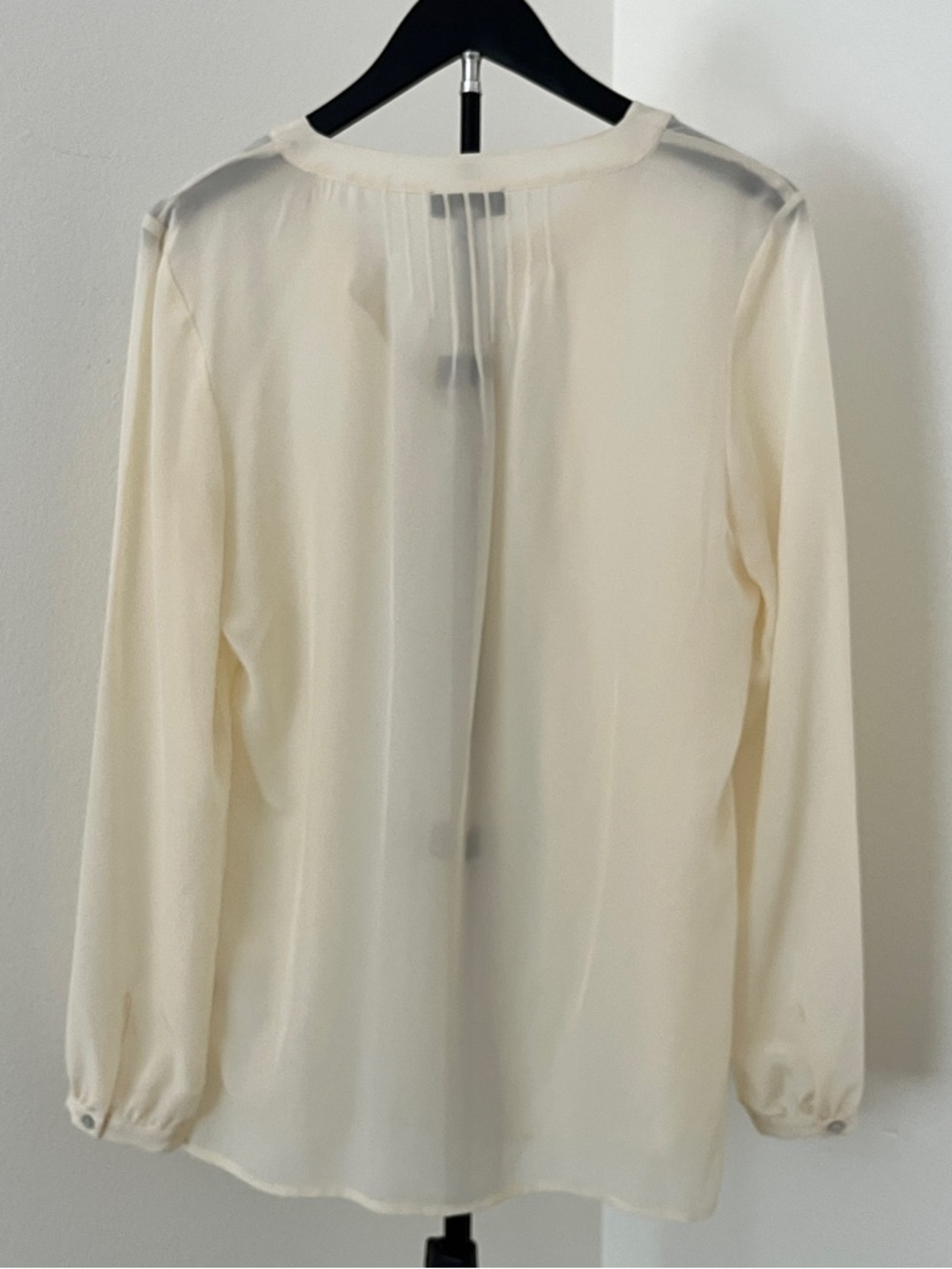 ✨ NWOT! Elegant Willi Smith 100% Silk Ivory Blouse | Office to Evening Chic - Picture 3 of 13